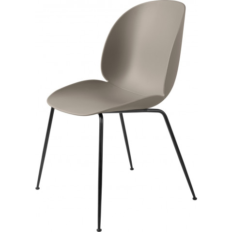 Chaise BEETLE Unupholstered avec pieds noir de Gubi, new beige